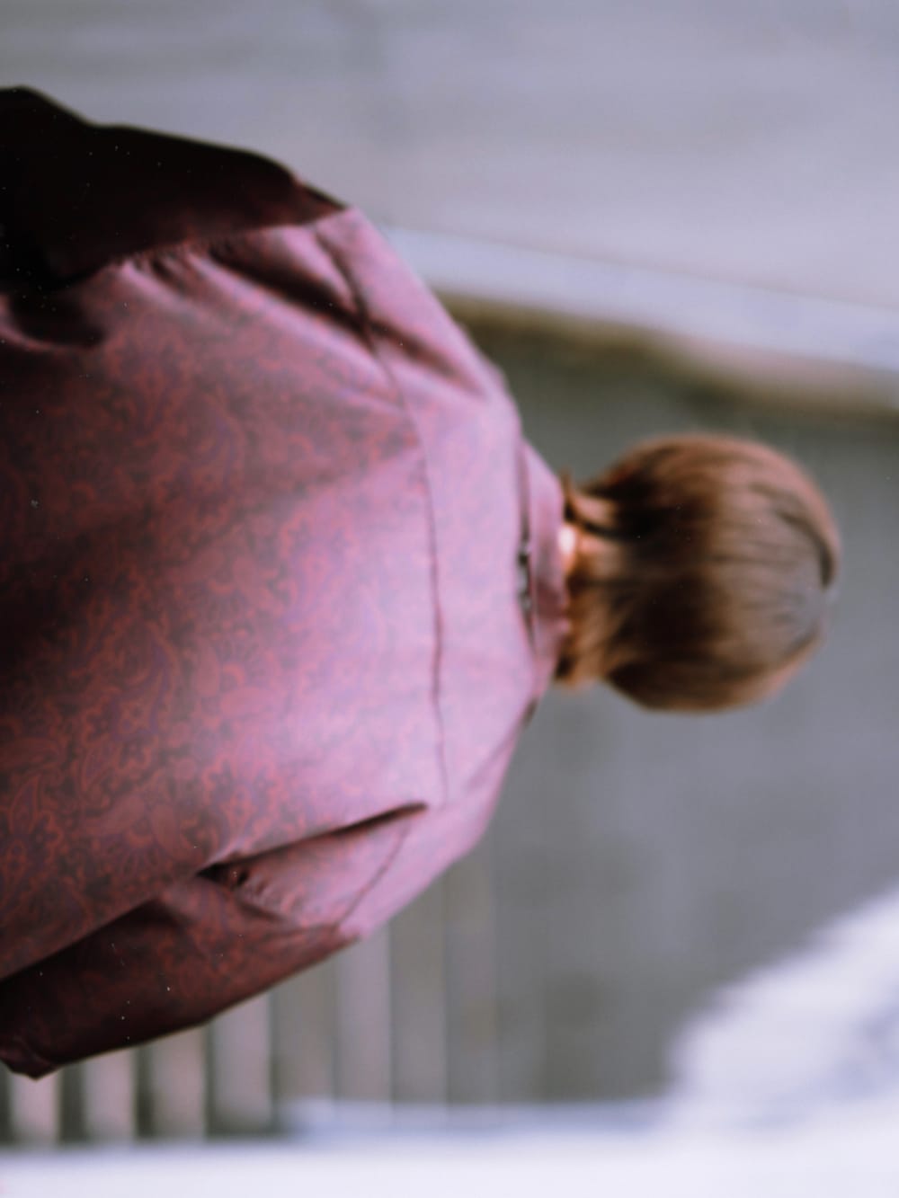 ブラック系のスニーカー、ブラック系のタンクトップ、ブラック系のデニムパンツを着用したメンズの春コーディネートの4枚目の写真