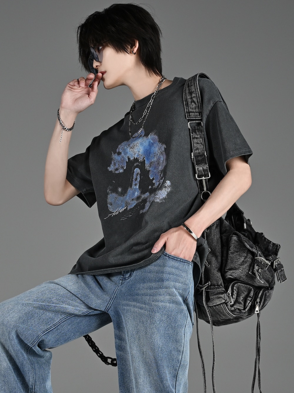 ブラック系のブーツ、ブラック系のショルダーバッグ、グレー系のTシャツ/カットソーを着用したメンズの春コーディネートの2枚目の写真