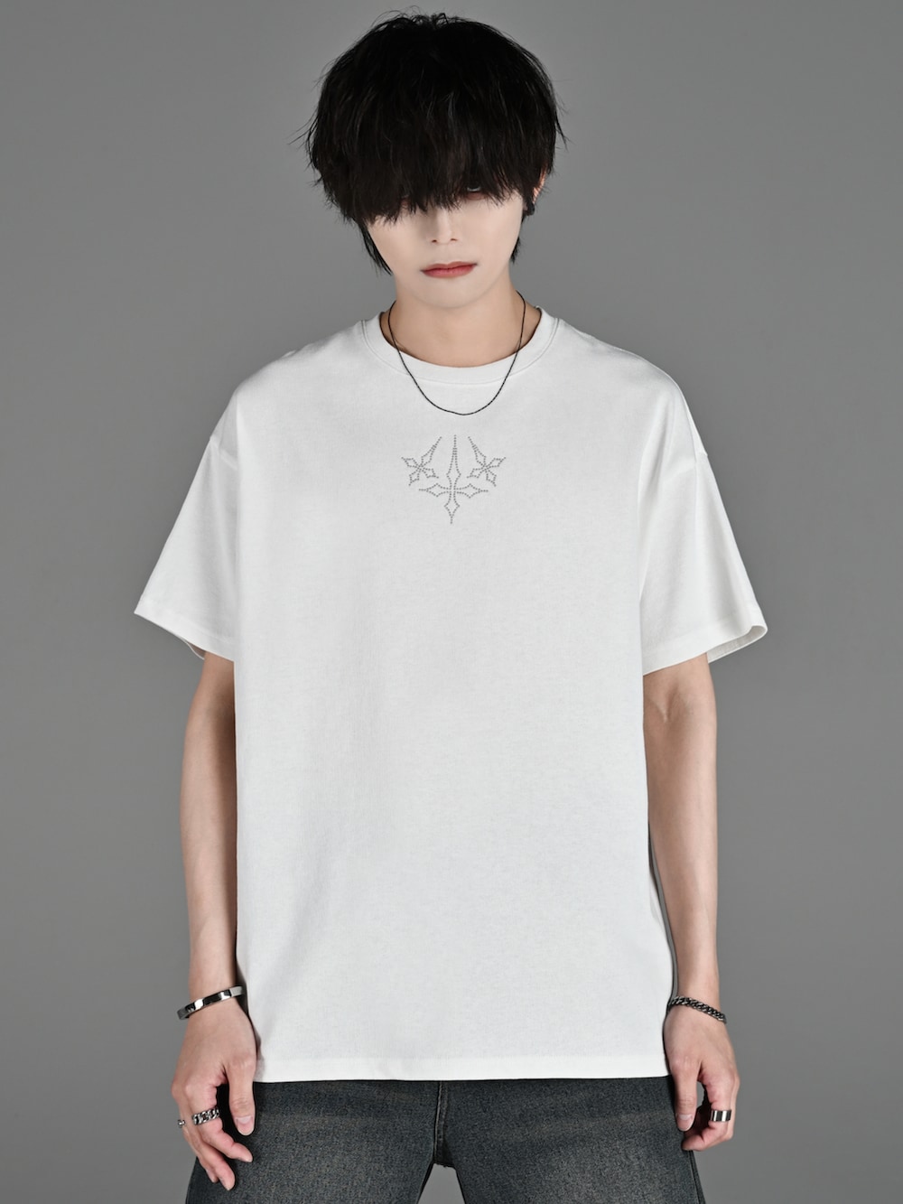 ブラック系のブーツ、ホワイト系のTシャツ/カットソー、ブルー系のデニムパンツを着用したメンズの春コーディネートの4枚目の写真