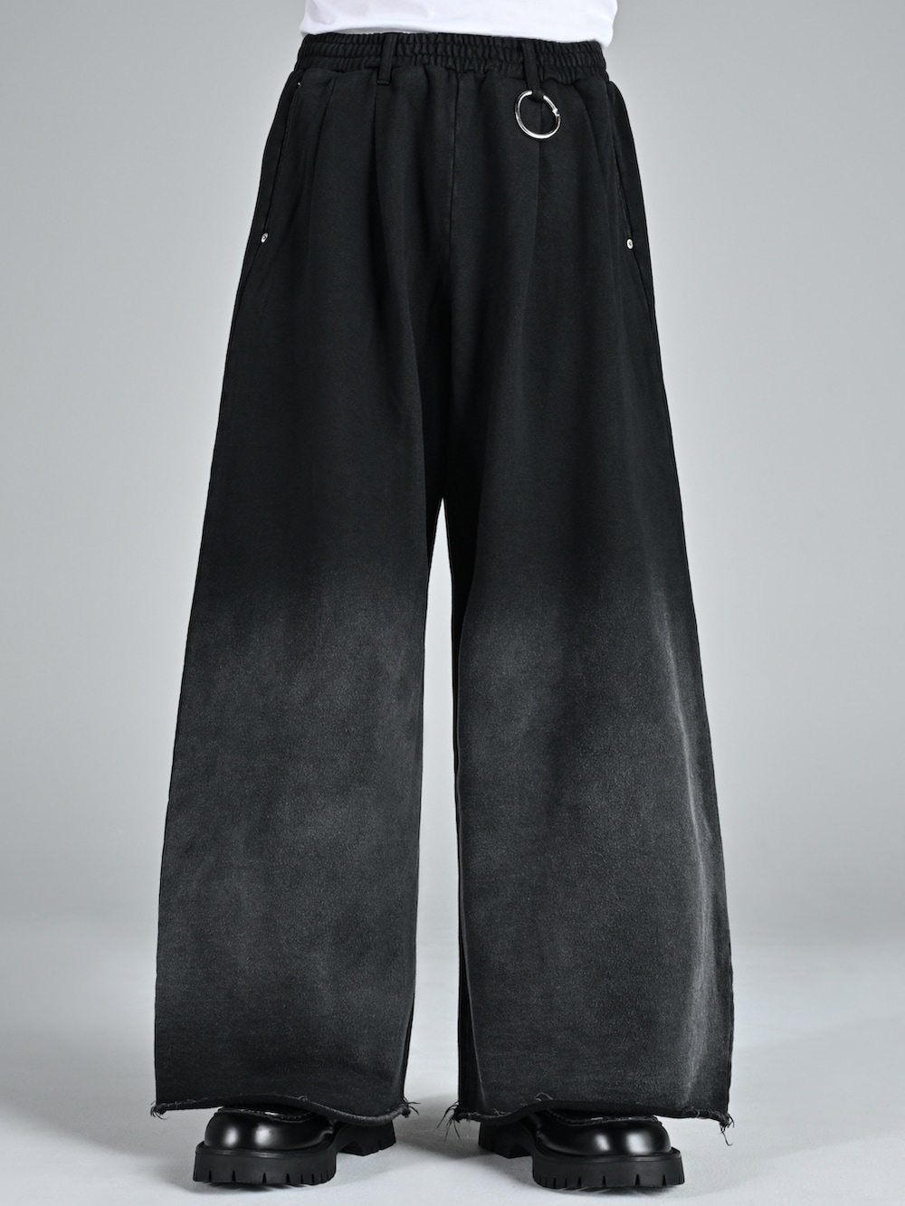 ブラック系のシャツ/ブラウス、ブラック系のスウェットパンツ、ブラック系のローファーを着用したメンズの秋コーディネートの3枚目の写真