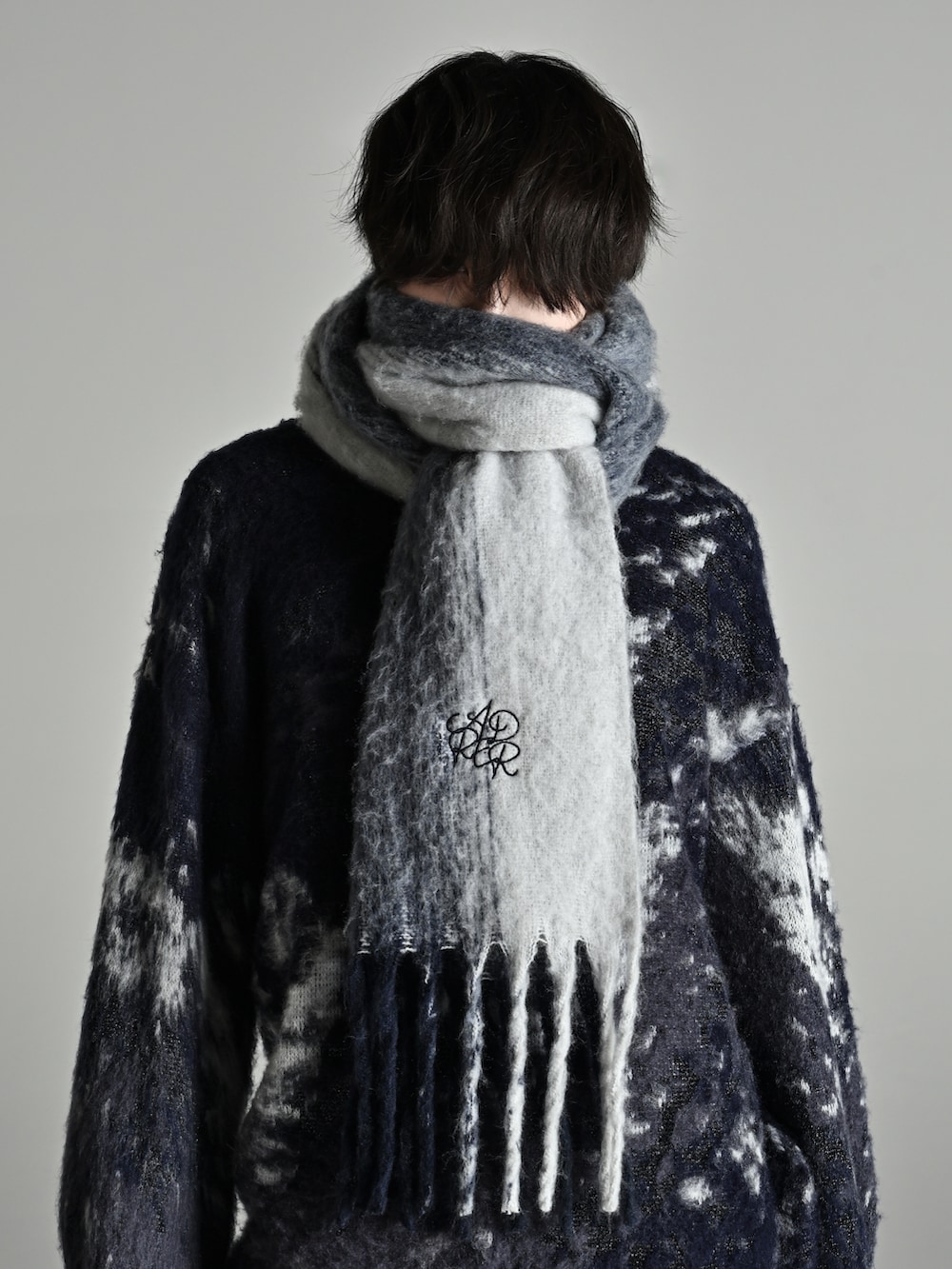 ブラック系のその他アウター、ブラック系のニット/セーター、その他のおもちゃを着用したメンズの秋コーディネートの3枚目の写真