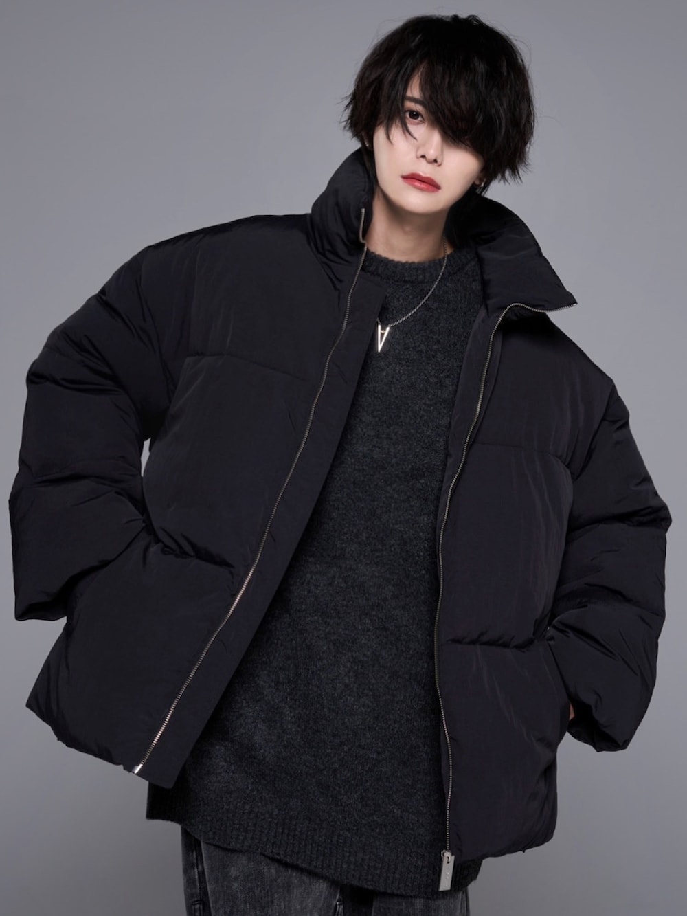 ブラック系のデニムパンツ、ブラック系のブーツ、ブラック系のダウンジャケット/コートを着用したメンズの秋コーディネートの3枚目の写真