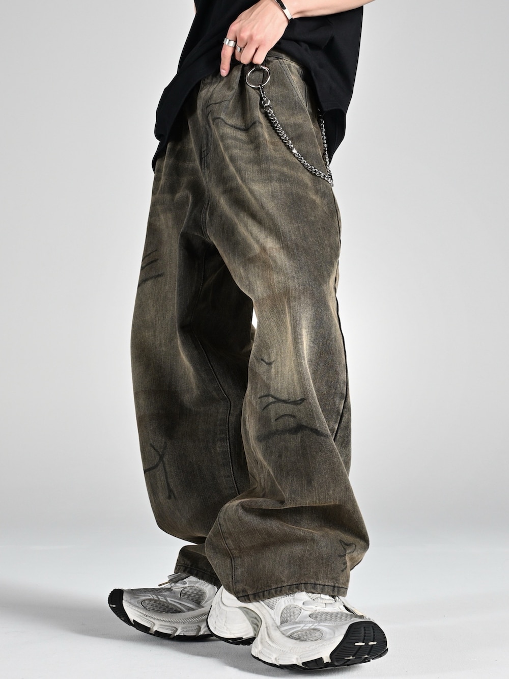 レッド系のタンクトップ、ホワイト系のスニーカー、ブラック系のスカジャンを着用したメンズの夏コーディネートの3枚目の写真