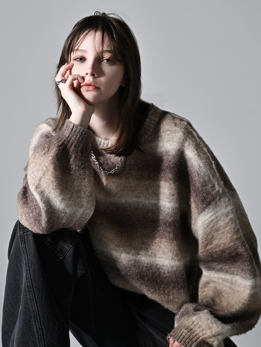 ベージュ系のブーツ、ブラック系のカーゴパンツ、ブラウン系のニット/セーターを着用したメンズの冬コーディネートの3枚目の写真