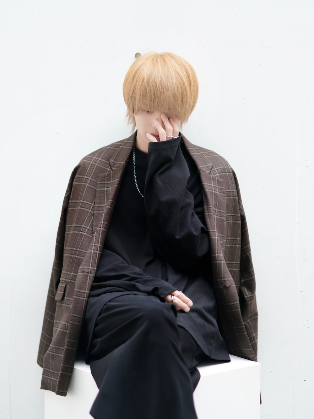 ブラック系のTシャツ/カットソー、ブラウン系のテーラードジャケット、ホワイト系のTシャツ/カットソーを着用したメンズの春コーディネートの3枚目の写真