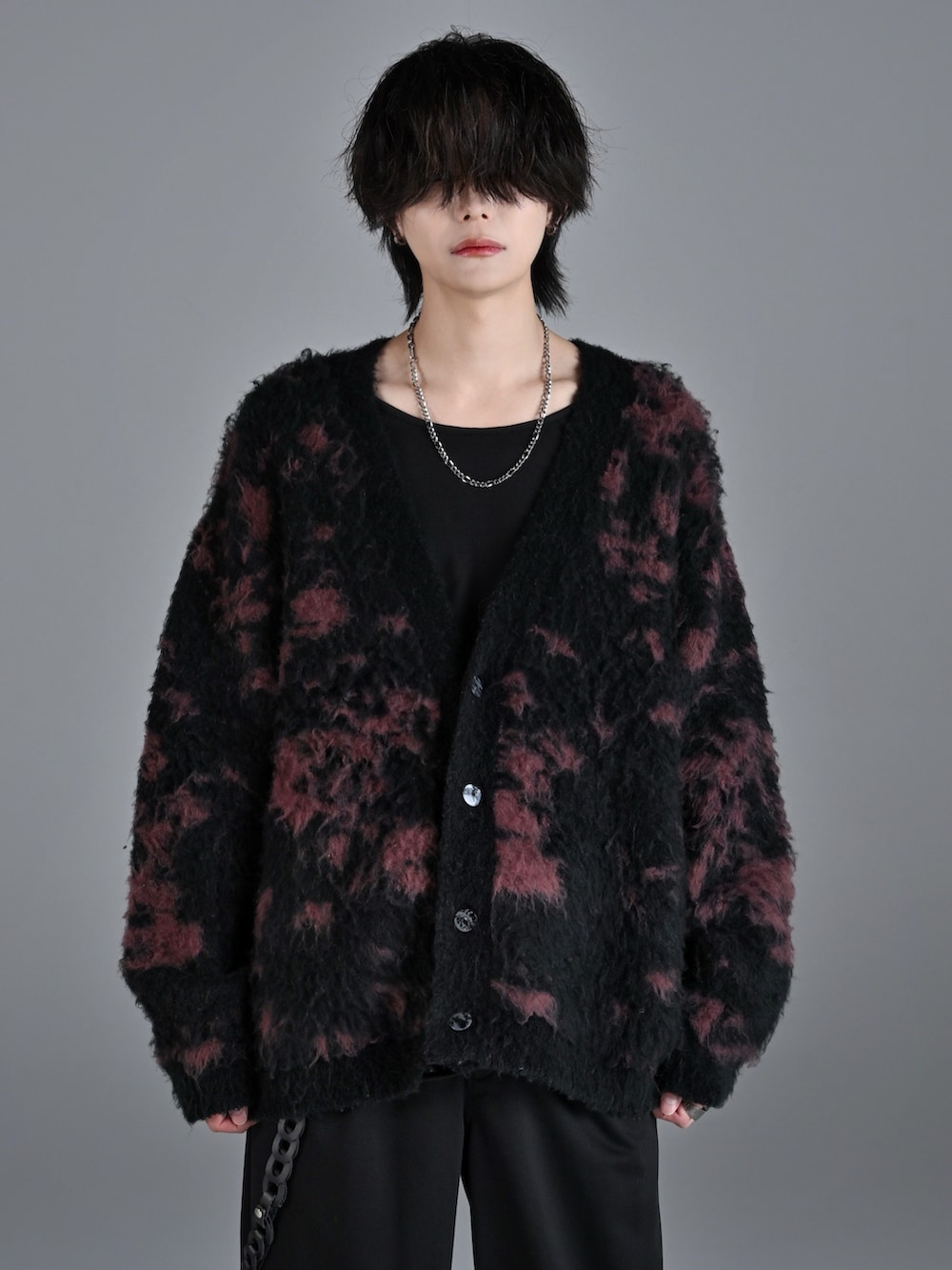 ブラック系のタンクトップ、ブラック系のスラックス、ホワイト系のスニーカーを着用したメンズの秋コーディネートの3枚目の写真