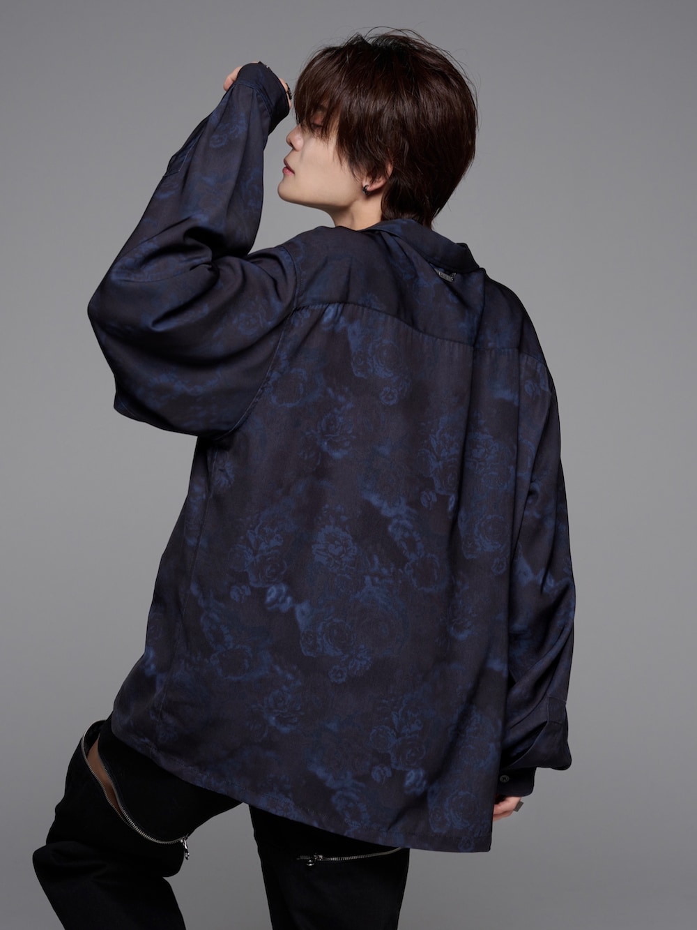 ブラック系のデニムパンツ、ブラック系のシャツ/ブラウス、ブルー系のシャツ/ブラウスを着用したメンズの冬コーディネートの5枚目の写真