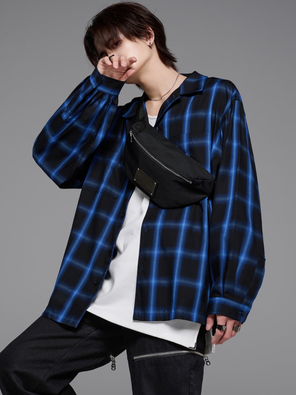 ホワイト系のタンクトップ、ブラック系のデニムパンツ、ブラック系のシャツ/ブラウスを着用したメンズの冬コーディネートの2枚目の写真