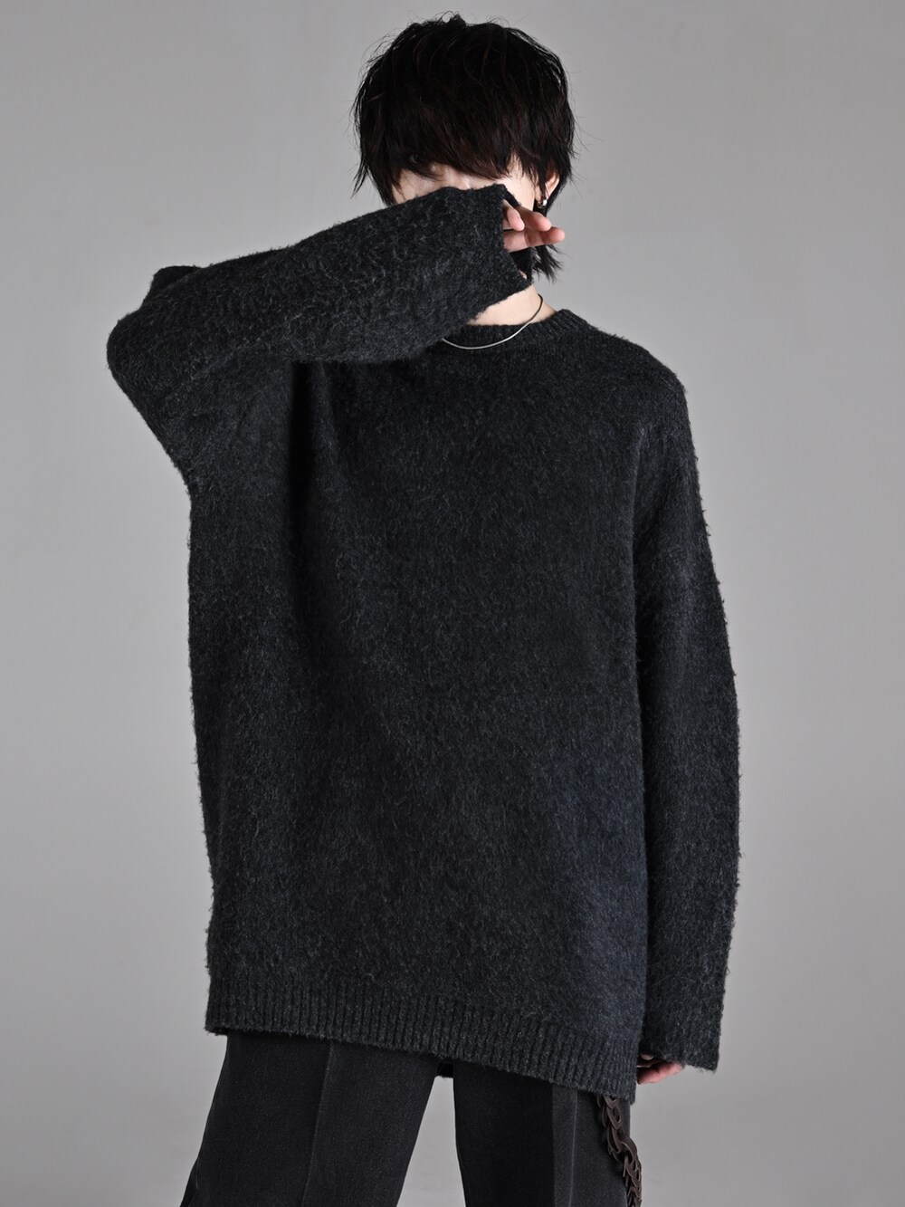 ブラック系のブーツ、グレー系のニット/セーター、ブラック系のその他パンツを着用したメンズの冬コーディネートの2枚目の写真