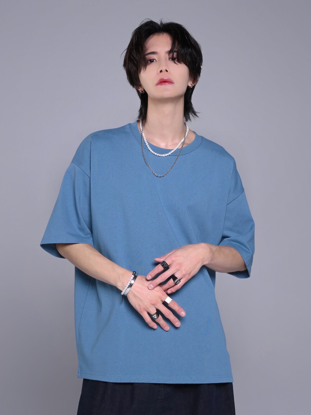 ブルー系のTシャツ/カットソー、ブルー系のデニムパンツ、ブラック系のサンダルを着用したメンズの夏コーディネートの2枚目の写真