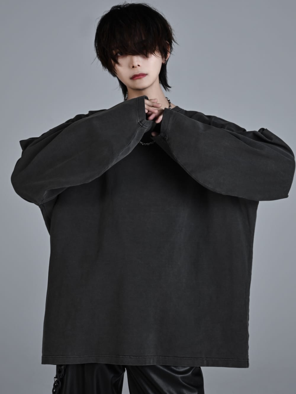 ブラック系のブーツ、ブラック系のショルダーバッグ、ブラック系のその他パンツを着用したメンズの夏コーディネートの4枚目の写真