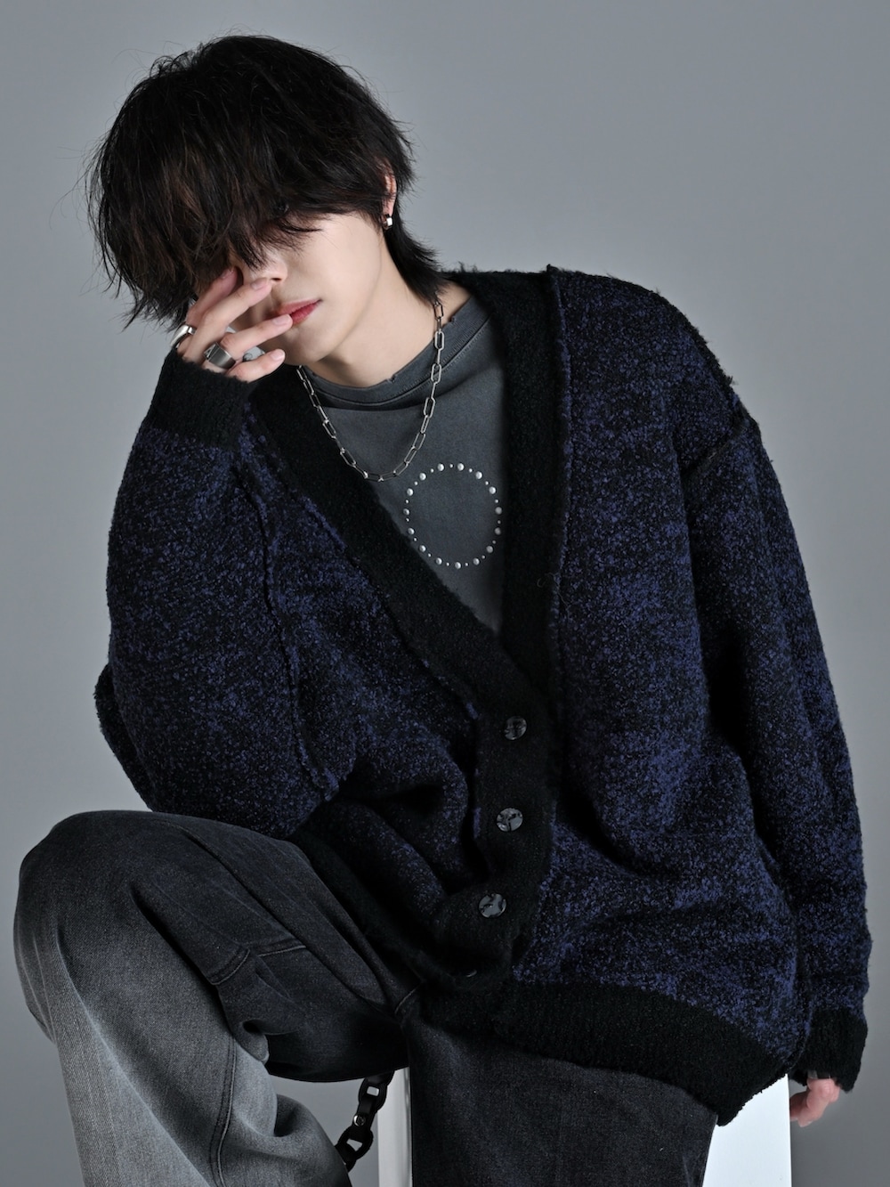 グレー系のTシャツ/カットソー、ブラック系のその他パンツ、ブラック系のブーツを着用したメンズの秋コーディネートの2枚目の写真