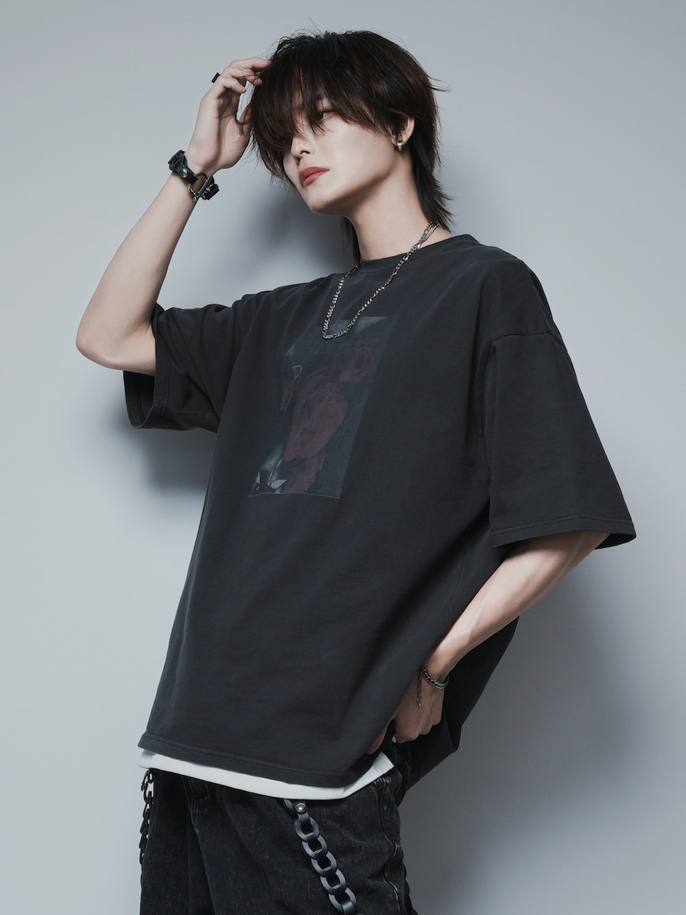 ホワイト系のタンクトップ、ブラック系のデニムパンツ、ブラック系のTシャツ/カットソーを着用したメンズの夏コーディネートの2枚目の写真