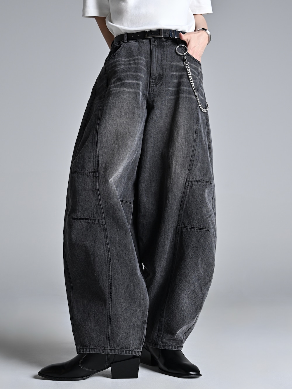 ブラック系のブーツ、ブラック系のショルダーバッグ、ブルー系のニット/セーターを着用したメンズの冬コーディネートの3枚目の写真