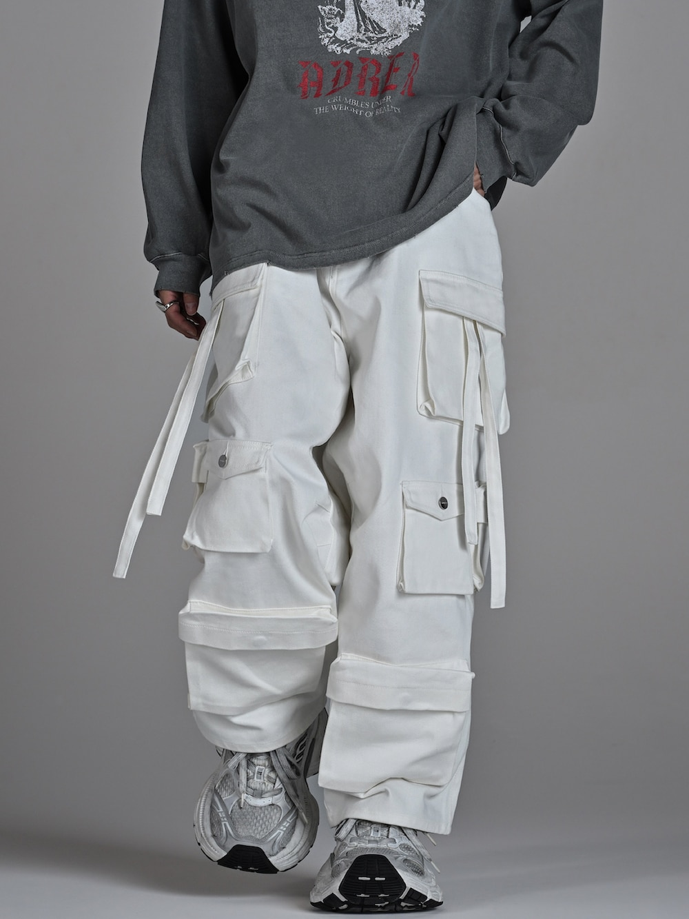 ホワイト系のスニーカー、ブラック系のショルダーバッグ、グレー系のTシャツ/カットソーを着用したメンズの秋コーディネートの2枚目の写真