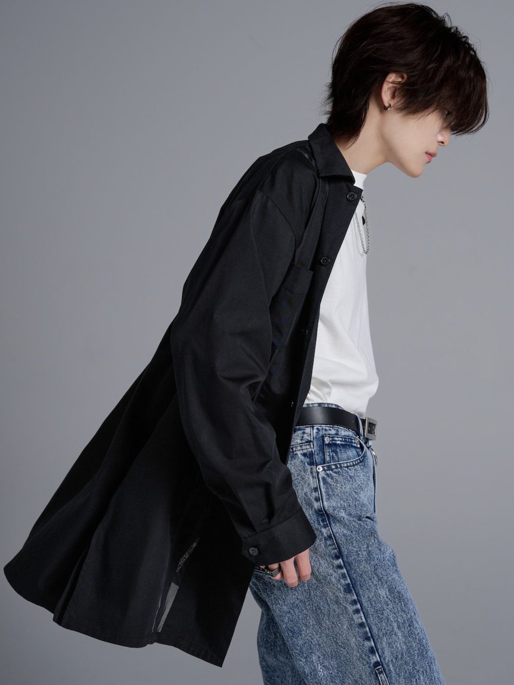 ホワイト系のTシャツ/カットソー、ブルー系のデニムパンツ、ブラック系のブーツを着用したメンズの春コーディネートの3枚目の写真