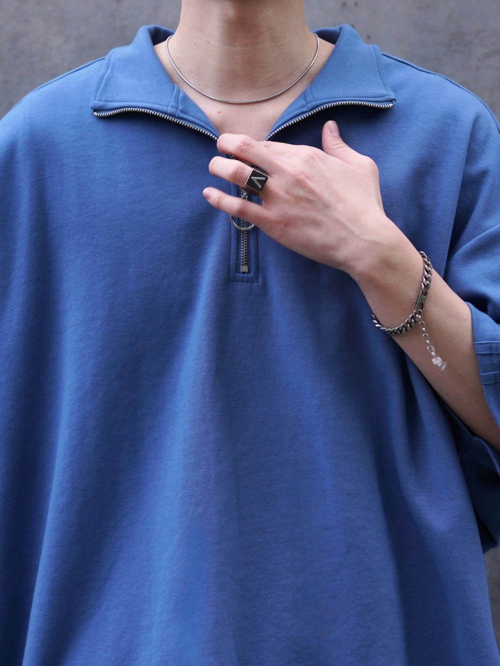 ブラック系のカーゴパンツ、ホワイト系のスニーカー、ブラック系のボディバッグ/ウエストポーチを着用したメンズの春コーディネートの5枚目の写真