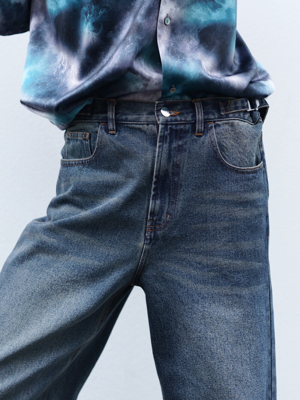 ブラック系のブーツ、ブルー系のシャツ/ブラウス、ブルー系のデニムパンツを着用したメンズの春コーディネートの3枚目の写真