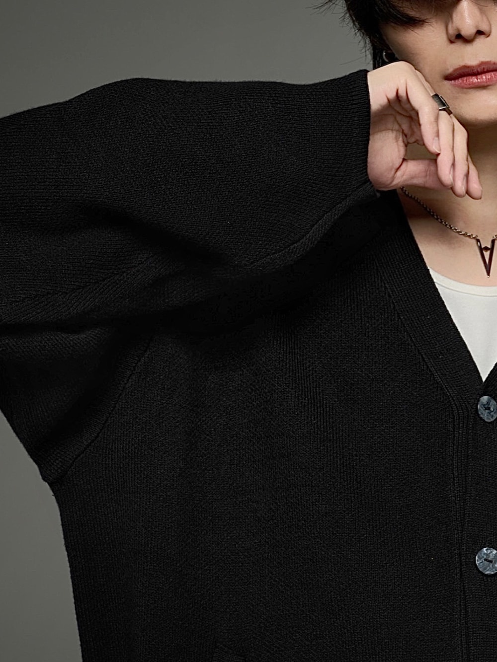 ブラック系のTシャツ/カットソー、ブルー系のデニムパンツ、ブラック系のブーツを着用したメンズの秋コーディネートの3枚目の写真