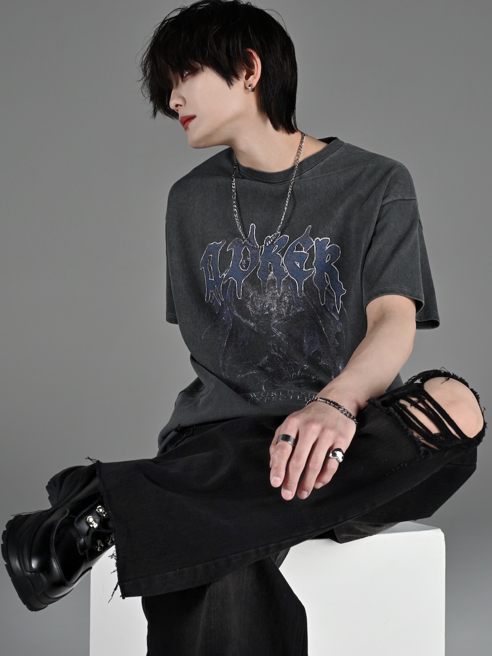 ブラック系のスニーカー、ブラック系のショルダーバッグ、グレー系のTシャツ/カットソーを着用したメンズの春コーディネートの2枚目の写真