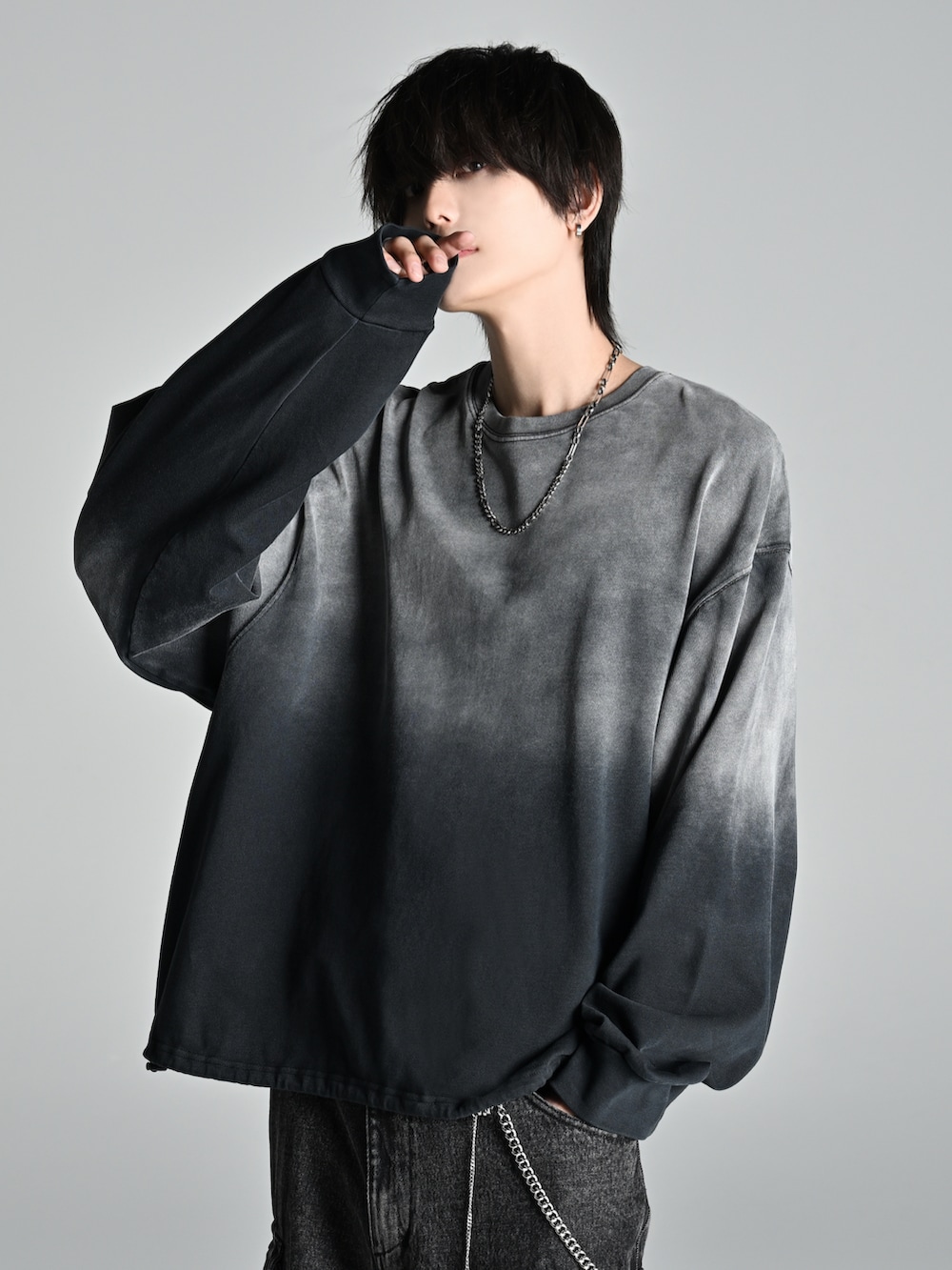 ブラック系のカーゴパンツ、ブラック系のバッグ、ブラック系のスニーカーを着用したメンズの秋コーディネートの2枚目の写真