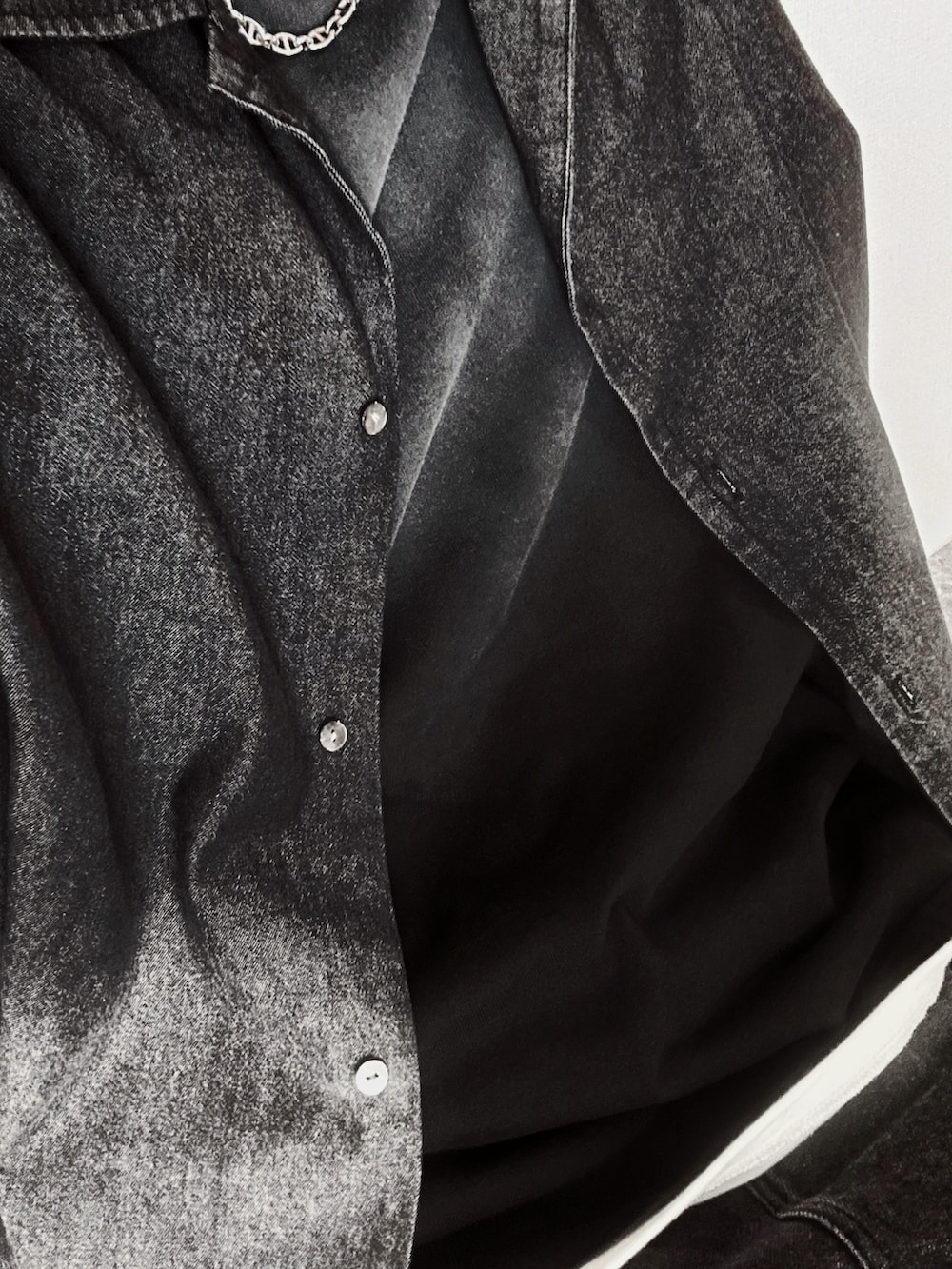 ブラック系のシャツ/ブラウス、ブラック系のTシャツ/カットソー、グレー系のタンクトップを着用したメンズの夏コーディネートの2枚目の写真