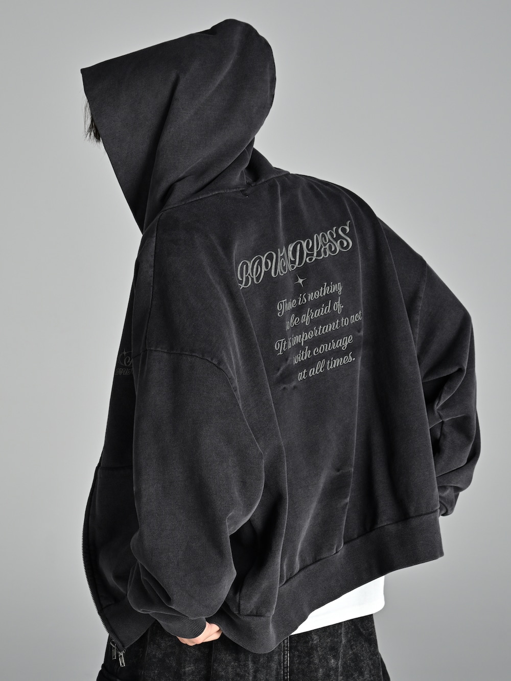 ブルー系のカーゴパンツ、ホワイト系のスニーカー、ブラック系のパーカーを着用したメンズの夏コーディネートの4枚目の写真