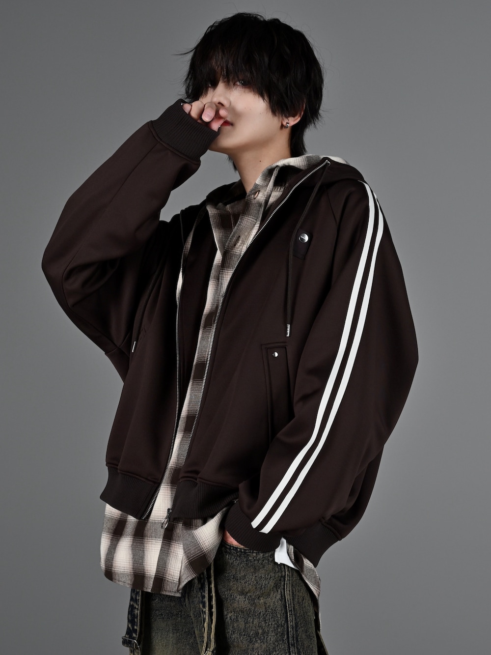 ブラック系のスニーカー、グレー系のタンクトップ、ブラウン系のブルゾンを着用したメンズの冬コーディネートの4枚目の写真