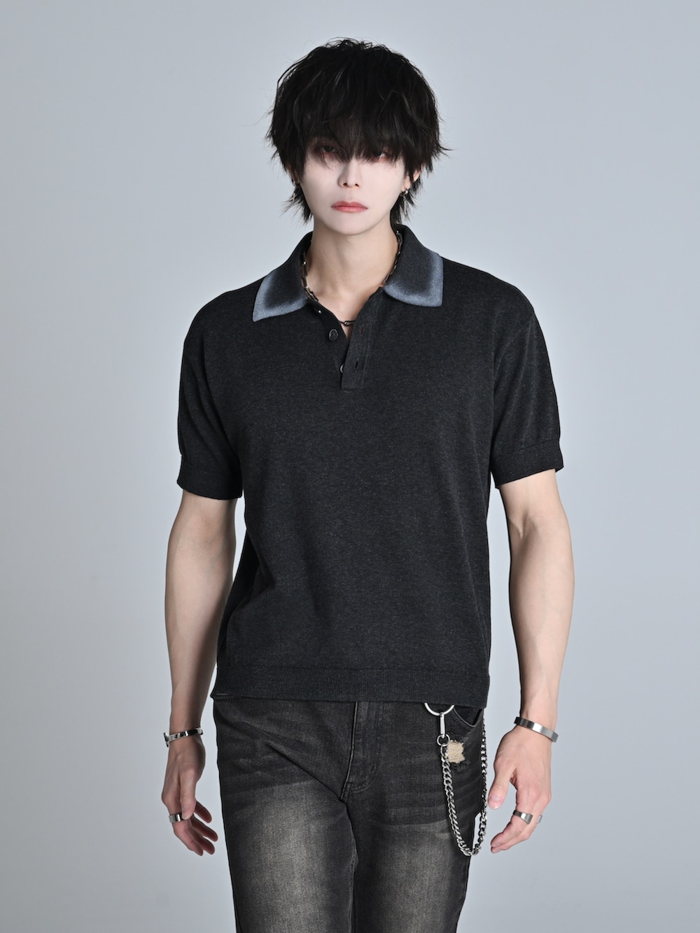 ブラック系のデニムパンツ、ブラック系のブーツ、ブラック系のショルダーバッグを着用したメンズの冬コーディネートの4枚目の写真