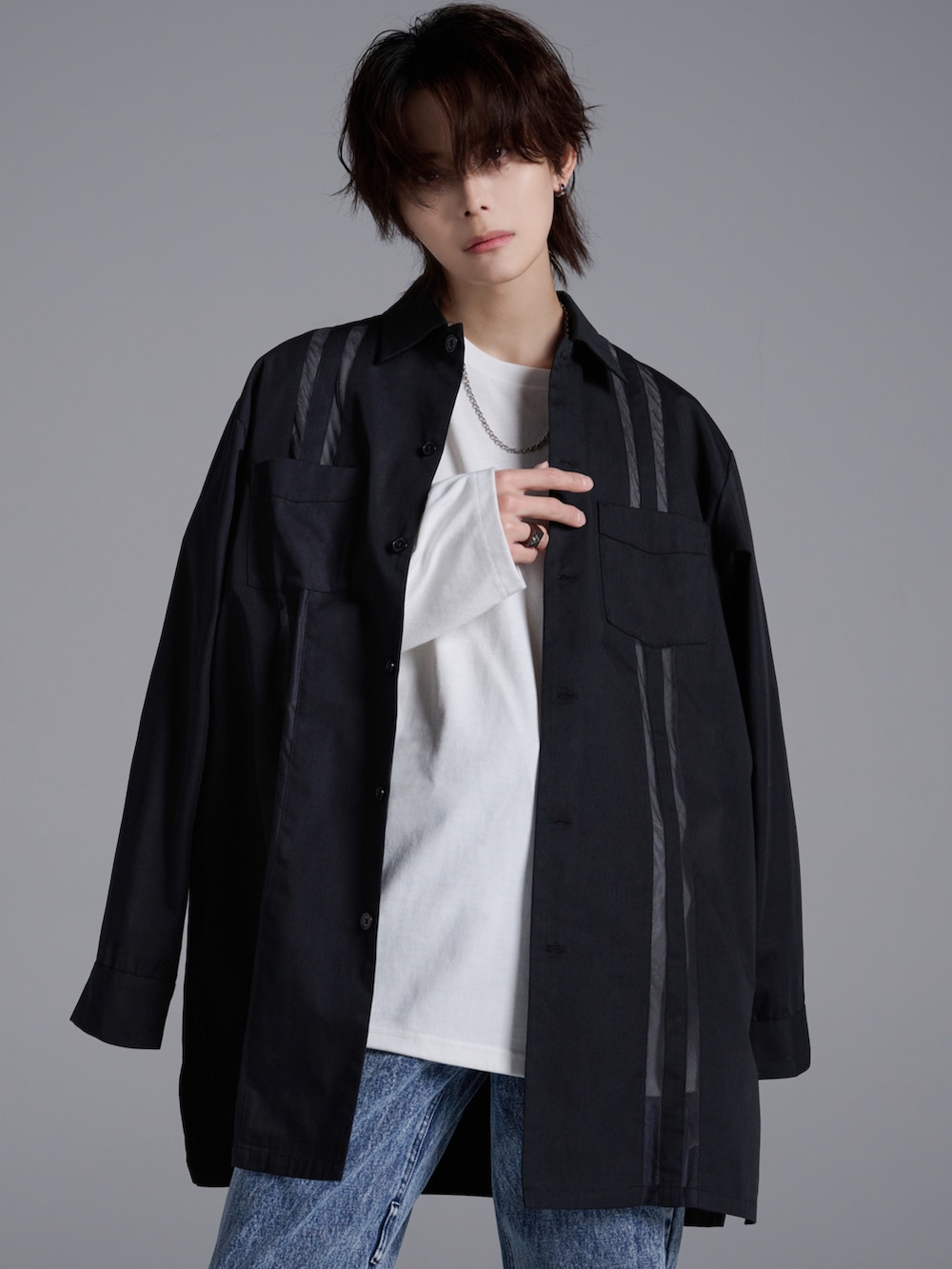 ホワイト系のTシャツ/カットソー、ブルー系のデニムパンツ、ブラック系のブーツを着用したメンズの春コーディネートの2枚目の写真