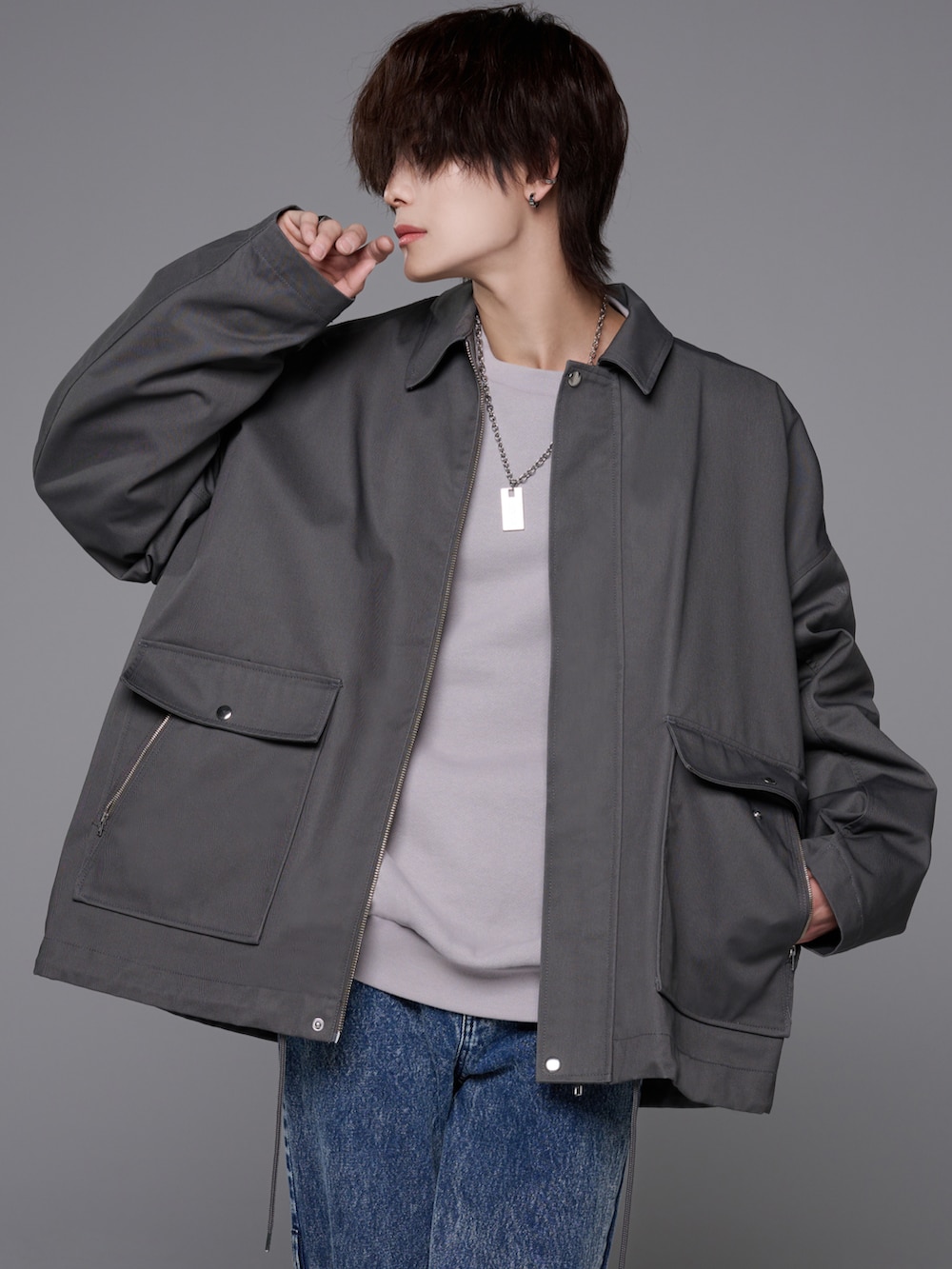 ブラック系のデニムパンツ、グレー系のブルゾン、グレー系のスウェットを着用したメンズの冬コーディネートの2枚目の写真