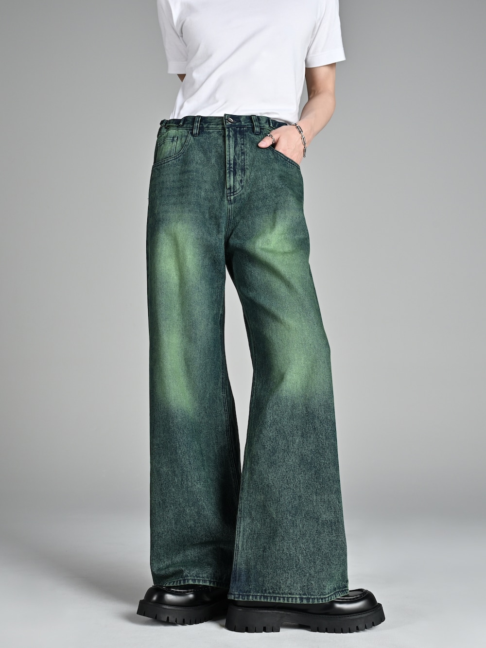 ブルー系のデニムパンツ、ブラック系のローファー、シルバー系のネックレスを着用したメンズの秋コーディネートの2枚目の写真