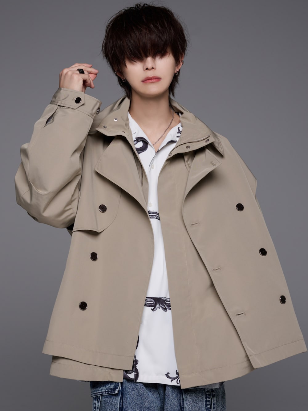 「adrer、アドラー、犬飼京、カーゴパンツ、デニムパンツ、レイヤードスタイル、トレンチベスト、ショートコート、ショートブルゾン、ジャケット、春コーデ、冬コーデ」|「🎗️ AD̷RER 2/23 release 🎗️のdenim parachute cargo pants ¥8,000+tax(カーゴパンツ、ブラック系)」を使った、犬飼京 inukai keiさん(メンズ・183cm)の冬コーディネートの2枚目の写真
