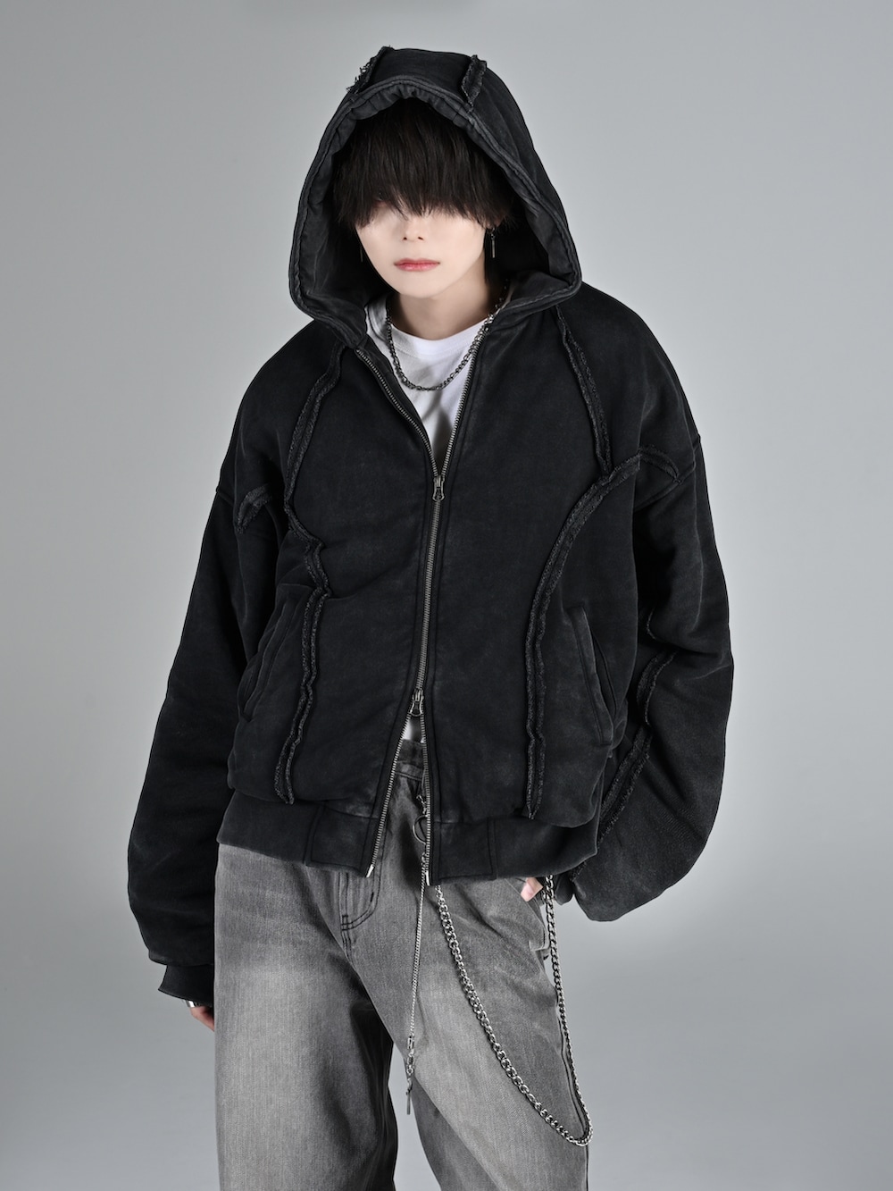 ベージュ系のブーツ、ブラック系のパーカー、グレー系のデニムパンツを着用したメンズの秋コーディネートの2枚目の写真