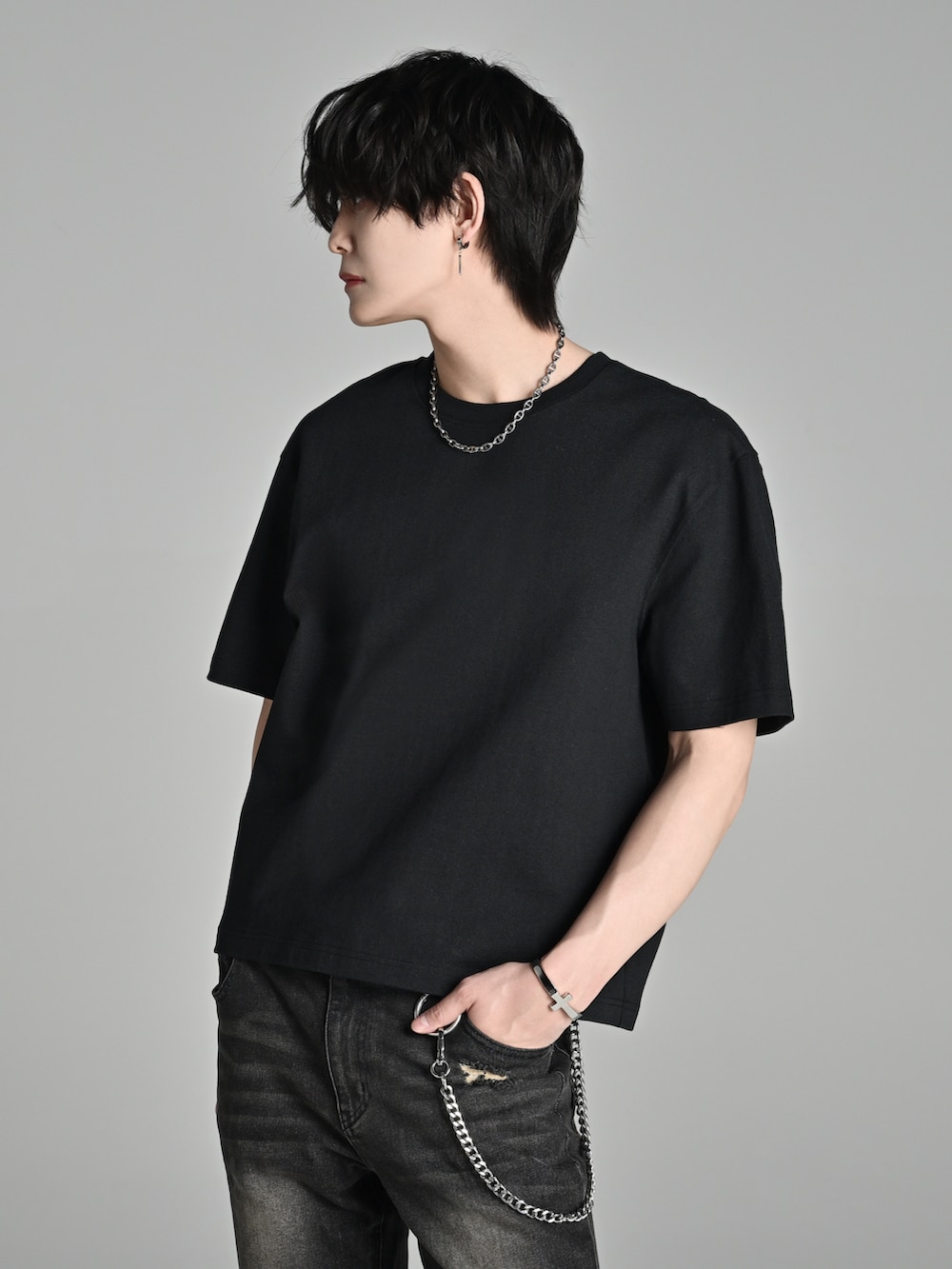 ブラック系のデニムパンツ、ブラック系のTシャツ/カットソー、ブラック系のローファーを着用したメンズの春コーディネートの3枚目の写真