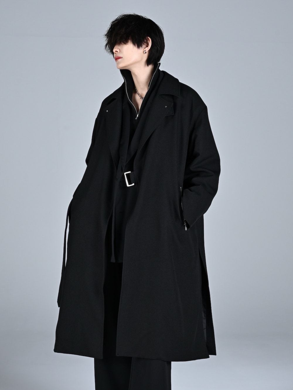 ブラック系のブーツ、ブラック系のニット/セーター、ブラック系のスラックスを着用したメンズの秋コーディネートの2枚目の写真