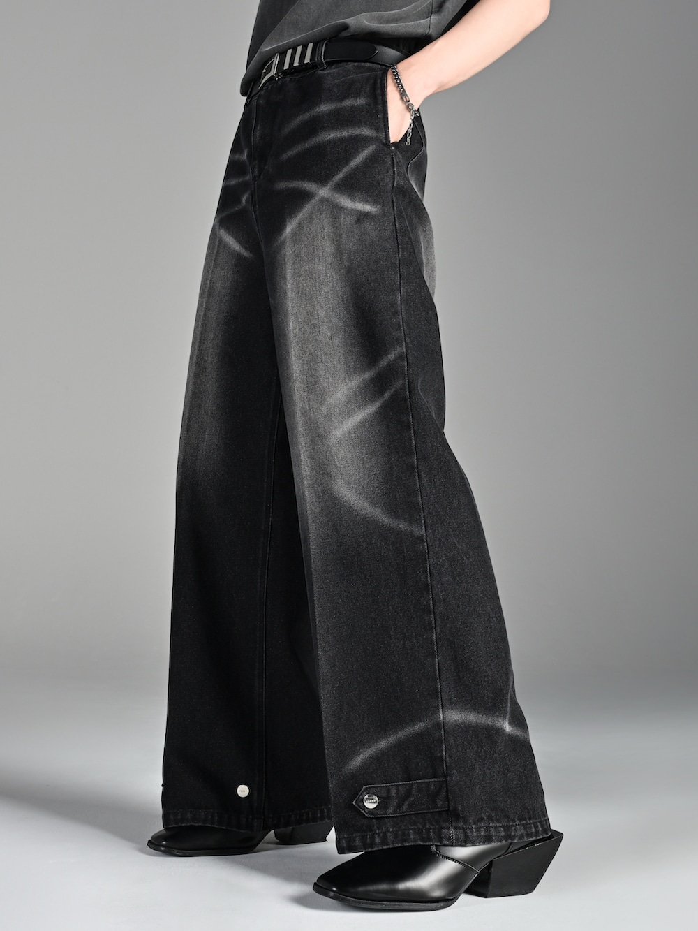 ブラック系のブーツ、グレー系のタンクトップ、ブラック系のショルダーバッグを着用したメンズの夏コーディネートの3枚目の写真