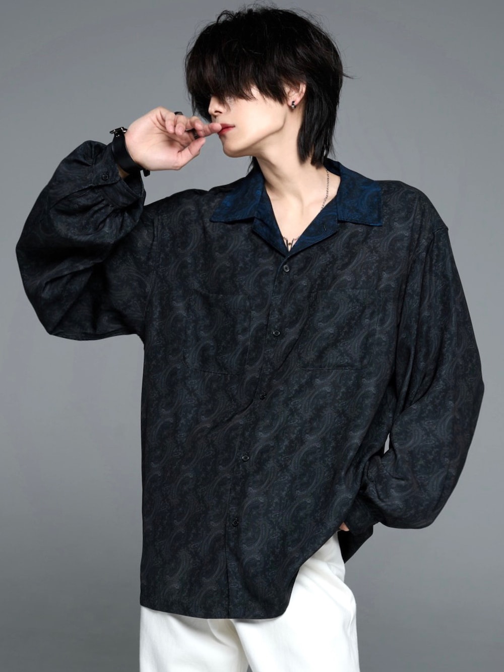 ホワイト系のデニムパンツ、ブラック系のブーツ、ブラック系のシャツ/ブラウスを着用したメンズの秋コーディネートの5枚目の写真
