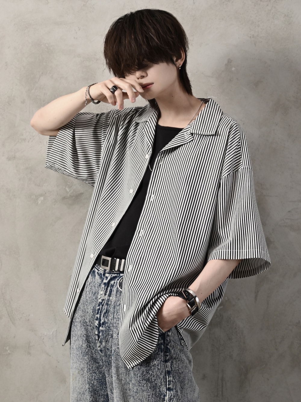 ブルー系のデニムパンツ、ホワイト系のシャツ/ブラウス、ブラック系のサンダルを着用したメンズの夏コーディネートの2枚目の写真