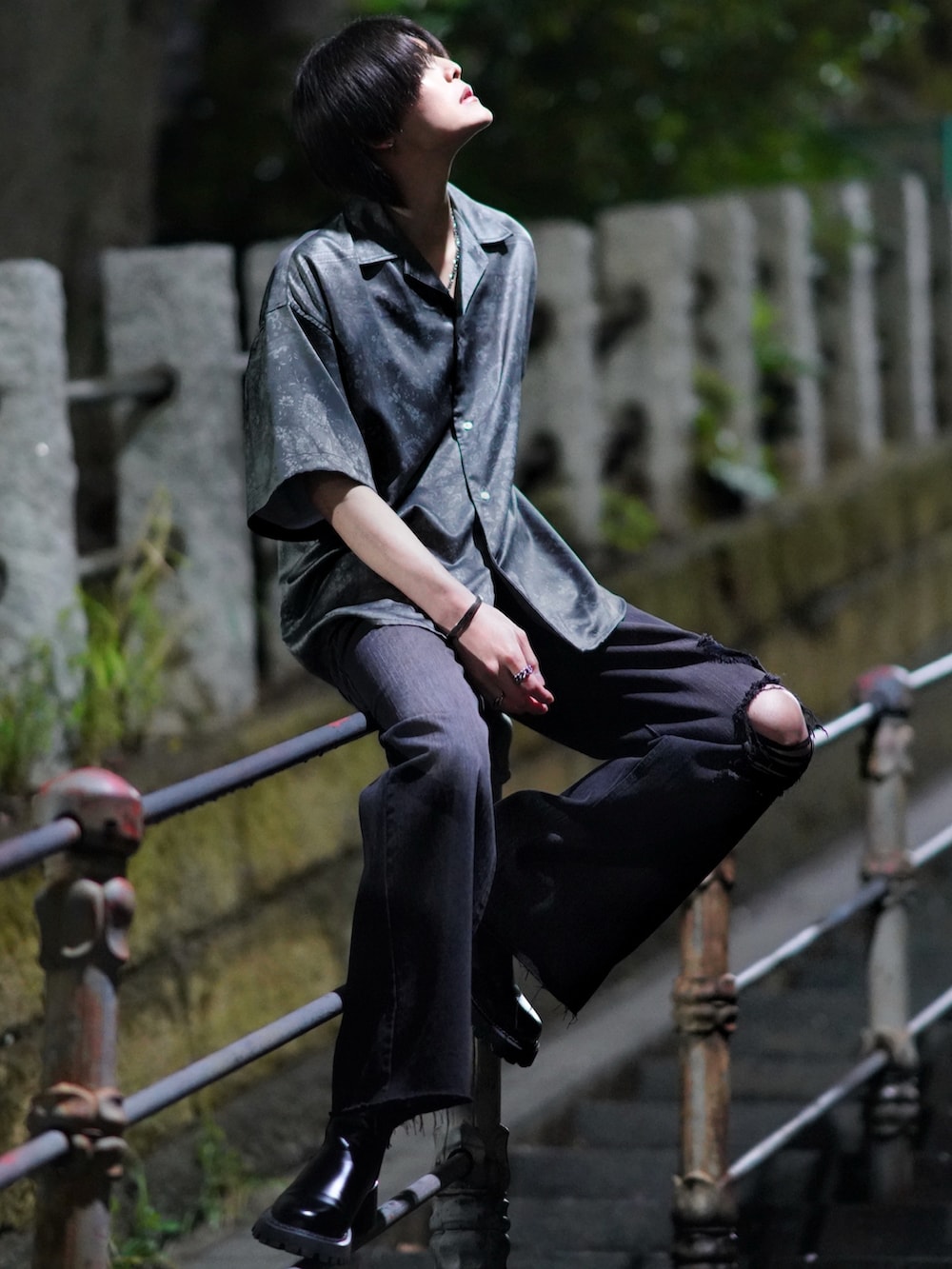 ブラック系のブーツ、ブラック系のシャツ/ブラウス、ブラック系のデニムパンツを着用したメンズの春コーディネートの4枚目の写真