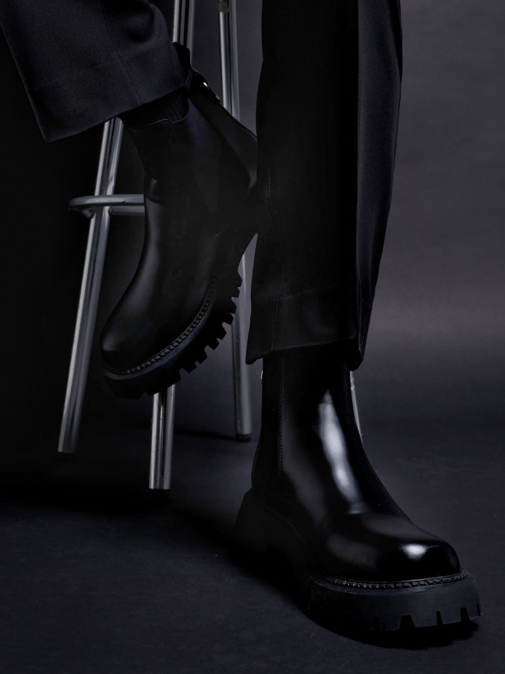 ブラック系のタンクトップ、ブラック系のMA-1、ブラック系のブーツを着用したメンズの冬コーディネートの4枚目の写真