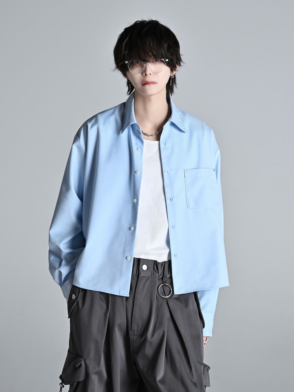 グレー系のタンクトップ、グレー系のカーゴパンツ、ブラック系のローファーを着用したメンズの冬コーディネートの3枚目の写真