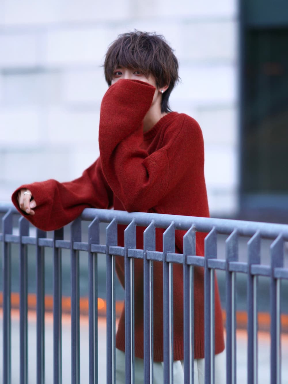 ブラック系のブーツ、オレンジ系のニット/セーター、ホワイト系のその他パンツを着用したメンズの秋コーディネートの4枚目の写真