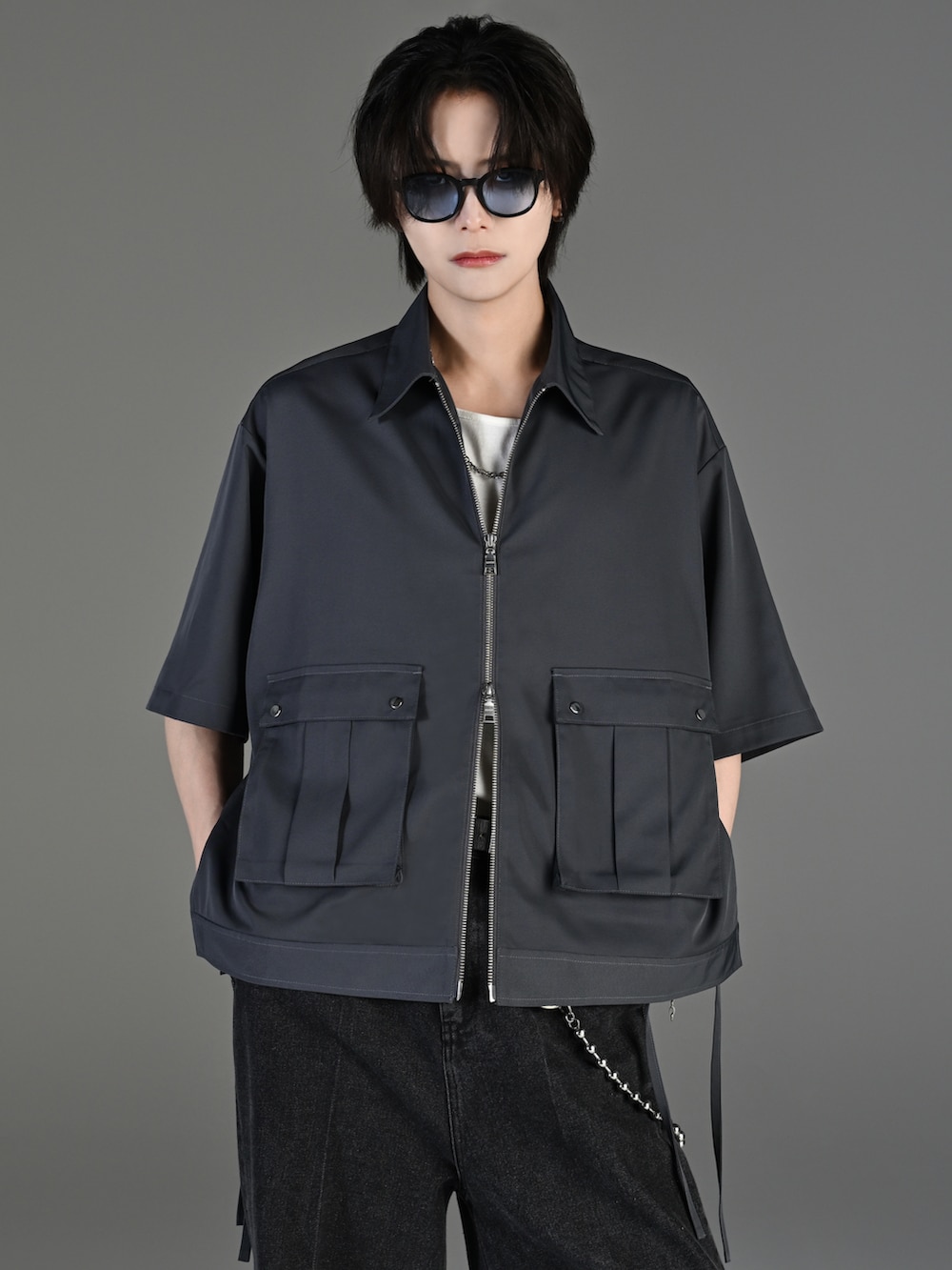 ブラック系のその他パンツ、ブラック系のブーツ、グレー系のタンクトップを着用したメンズの春コーディネートの5枚目の写真