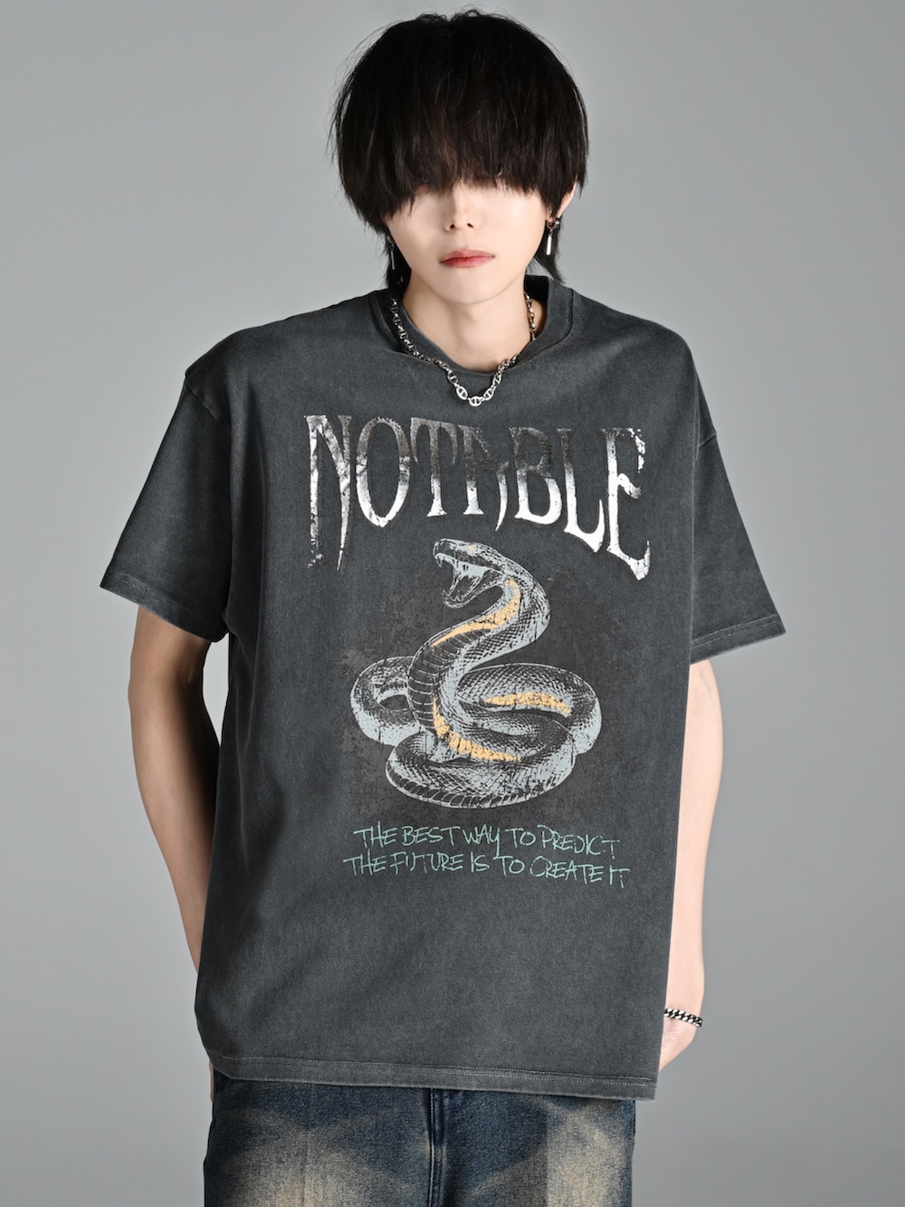 ブラック系のその他パンツ、ブラック系のブーツ、グレー系のTシャツ/カットソーを着用したメンズの夏コーディネートの5枚目の写真