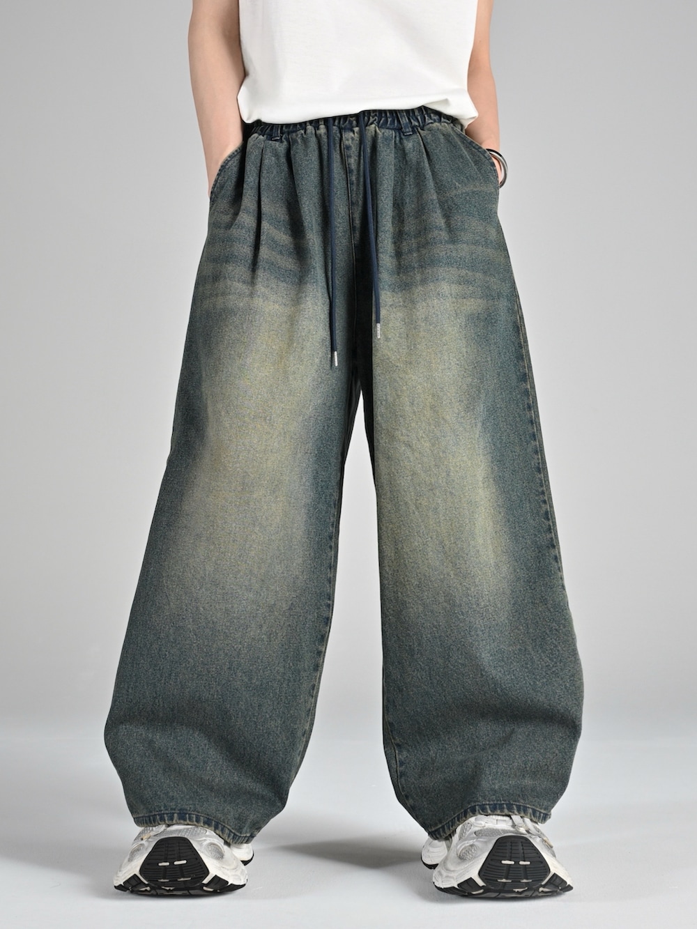 ベージュ系のブーツ、グレー系のタンクトップ、ブルー系のブルゾンを着用したメンズの夏コーディネートの4枚目の写真