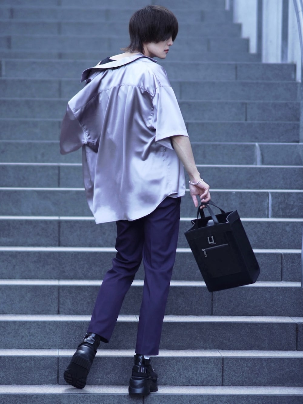 シルバー系のシャツ/ブラウス、ブラック系のタンクトップ、ブラック系のトートバッグを着用したメンズの夏コーディネートの2枚目の写真