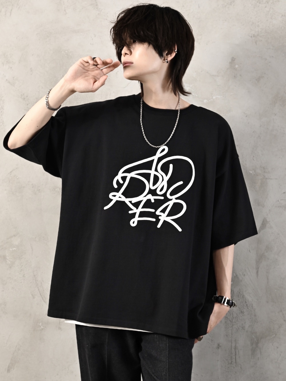 ブラック系のブーツ、ブラック系のショルダーバッグ、ブラック系のTシャツ/カットソーを着用したメンズの春コーディネートの3枚目の写真