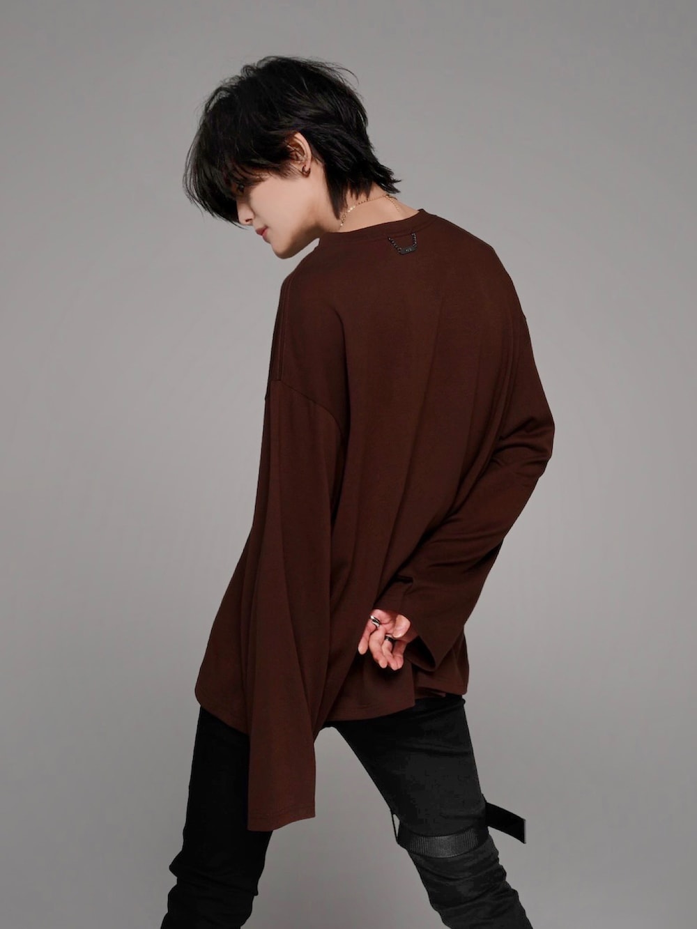 ブラック系のデニムパンツ、ブラック系のスニーカー、ブラウン系のTシャツ/カットソーを着用したメンズの夏コーディネートの5枚目の写真