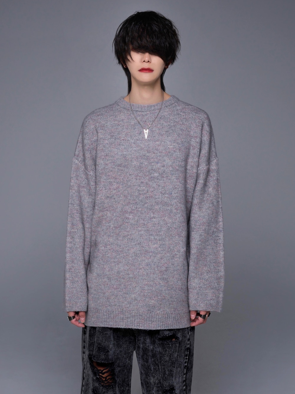 ブラック系のデニムパンツ、ブラック系のスニーカー、ブラック系のデニムパンツを着用したメンズの秋コーディネートの2枚目の写真